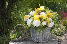 Strauss aus gelben Iris barbata (Schwertlilien), weissen Paeonia