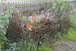 Building composting from structural steel mesh