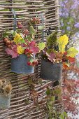 Floristische Dekorationen mit Fundstuecken aus dem Herbstwald