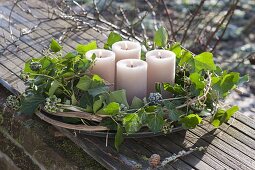 Adventskranz aus Hedera (Efeu) und Clematisranken mit beigen Kerzen