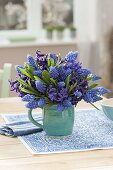 Blau-violetter Strauss aus Muscari armeniacum (Traubenhyazinthen)