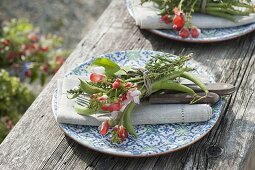 Serviettendeko mit Gemüse und Kräutern : Bohnen und Blüten