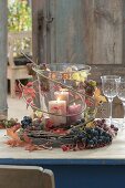 Grosses Glas mit Kerzen als Windlicht, dekoriert mit Weintrauben