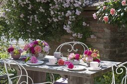 Nostalgische Tischdeko mit Rosen und Frauenmantel