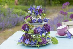 Aus Geschirr selbstgebaute Etagere mit Allium (Purple Sensation