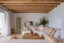 Mediterranes Wohnzimmer in hellen Tönen mit großem Sofa