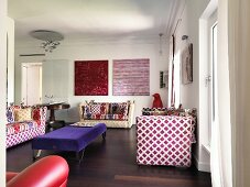 Loungebereich mit Couchen und violettem Samt-Couchtisch