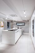 weiße Kücheninsel in Designerküche