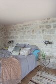 Schlafzimmer mit orientalischem Flair und Natursteinwänden