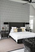 Glamouröses Schlafzimmer in Grau, Schwarz und Weiß