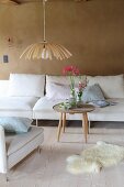 Lampenschirm aus Furnierholz im Wohnzimmer in Naturtönen