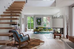 Heller offener Wohnraum mit freitragender Treppe