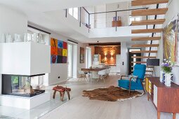 Heller offener Wohnraum mit freitragender Treppe