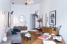 Mehreckiges Wohnzimmer mit skandinavischen Designermöbeln