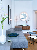 Skandinavische Designermöbel im Wohnzimmer mit Holzboden