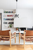 Skandinavische Stühle mit Ledersitzfläche im Wohnzimmer