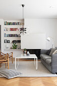 Wohnzimmer mit Vintage-Möbeln im Skandinavischen Stil