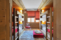 Zwei gegenüberstehende Etagenbetten aus Holz