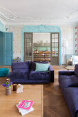 Farbenfrohes Wohnzimmer in einem französischen Altbau