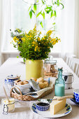 Gedeckter Frühstückstisch mit blau gemustertem Geschirr