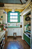 Rustikale Küche mit grüner Farbakzent