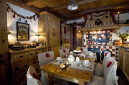 Gedeckter Esstisch mit Gebäck und Tee in weihnachtlich dekorierter Landhausküche