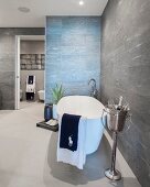 Designerbad mit frei stehender Badewanne, im Vordergrund Sektkühler