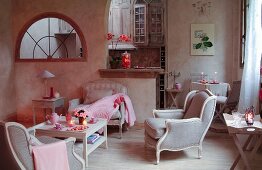 Sessel im französischen Stil mit romantischer Deko in Rosa