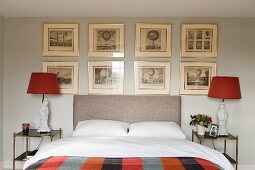Bildergalerie mit Radierungen im klassischen Schlafzimmer