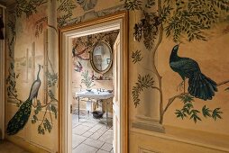 Traditionelle Wandmalerei mit Vögeln und Pflanzen im Badezimmer