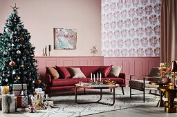 Elegantes Wohnzimmer mit geschmücktem Weihnachtsbaum