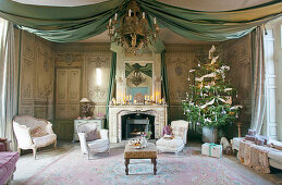 Klassischer Salon mit offenem Kamin und festlichem Deckenbehang