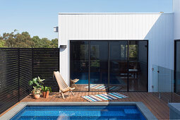 Terrasse mit Pool und Holzdeck