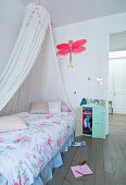 Himmelbett mit Blumendecke im Mädchenzimmer