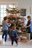 Kinder schmücken einen Weihnachtsbaum