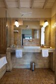 Rustikales Badezimmer in Brauntönen mit modernem Waschtisch