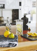 Gin Tonic mit Zutaten auf Küchentheke