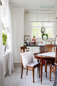 Antiker Tisch und Stühle in skandinavischer Landhausküche