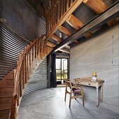 Umgenutztes Getreidesilo mit Holztreppe und Galerie