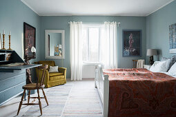 Hellblaue Wände im Schlafzimmer mit klassischem Stil
