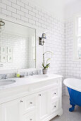 Doppelwaschbecken im Waschtisch mit Marmorplatte im weißen Bad