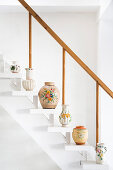 weiße Treppe mit Vasen dekoriert