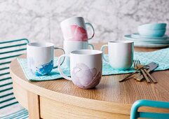 DIY Marmorierte Tassen auf Esstisch