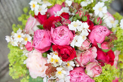 Prachtvoller Strauss aus Rosen, Obstblüten und Frauenmantel