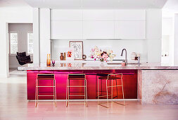 Elegante Küchentheke mit Marmorabeitsplatte und roter Front