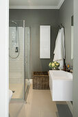 Badezimmer mit Designer-Waschbecken und Duschkabine