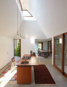 Minimalistische Küche mit Oberlicht im modernen Architektenhaus