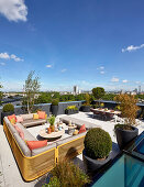 Große Sofalandschaft auf bepflanzter Dachterrasse mit Blick über London