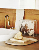 Waschbecken und Seifenschale auf Waschtisch aus Holz