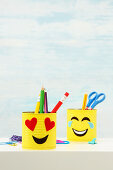 DIY-Stiftehalter aus Konservendosen mit Emoji